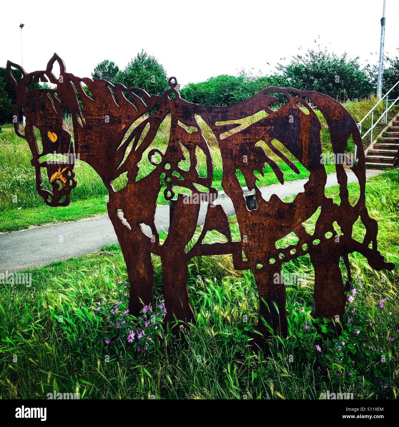 2D Metal Sculpture of a working canal horse, near Meath Bridge, Mile End Park, by the Regent’s Canal, London, UK Stock Photo