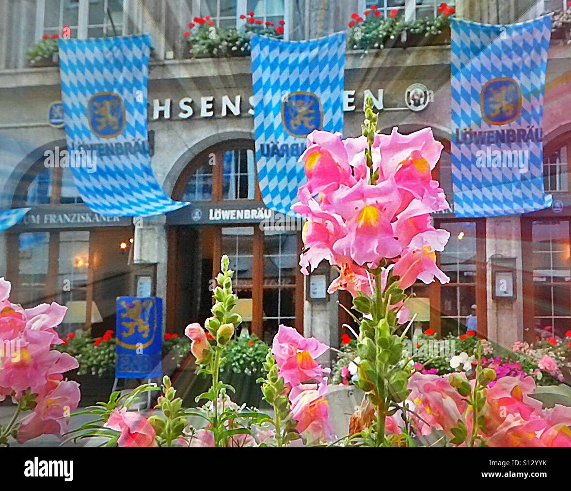 ..04. Juli... day of beer... ! Löwen(bräu) and flower Löwenmäulchen (snapdragons) Stock Photo