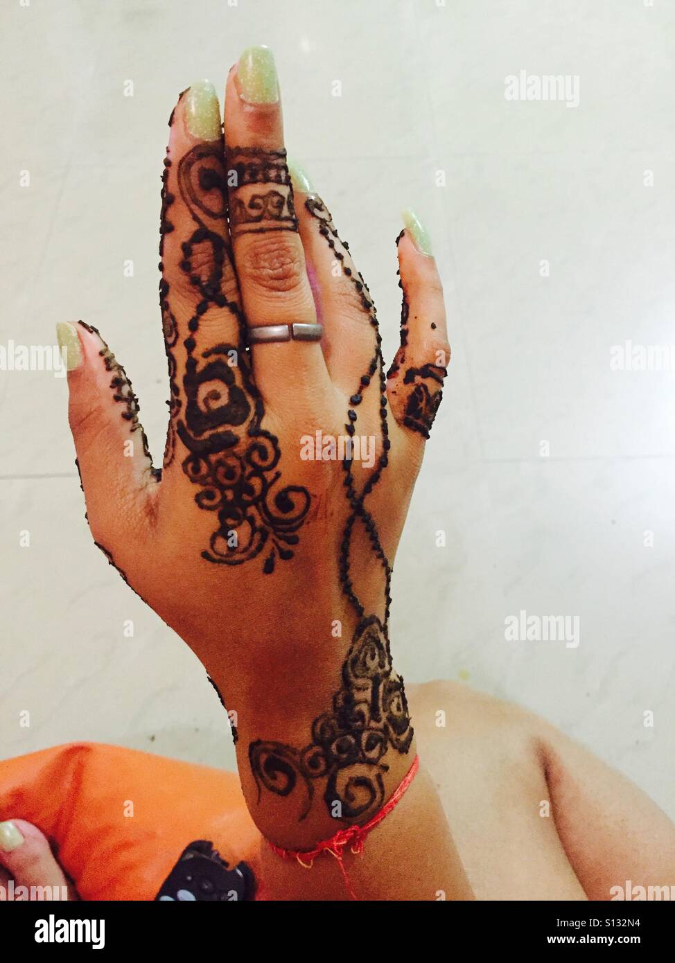 mehndi design in right hand back side S132N4