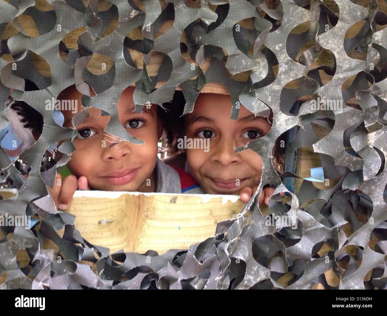Children peeping hi-res stock photography and images - Alamy