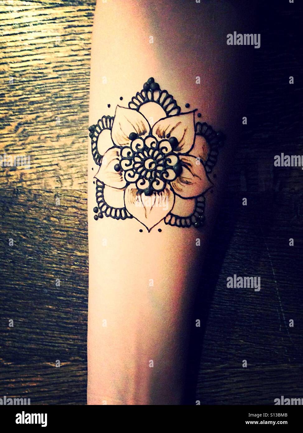 Mehendi on the arm Stock Photo - Alamy
