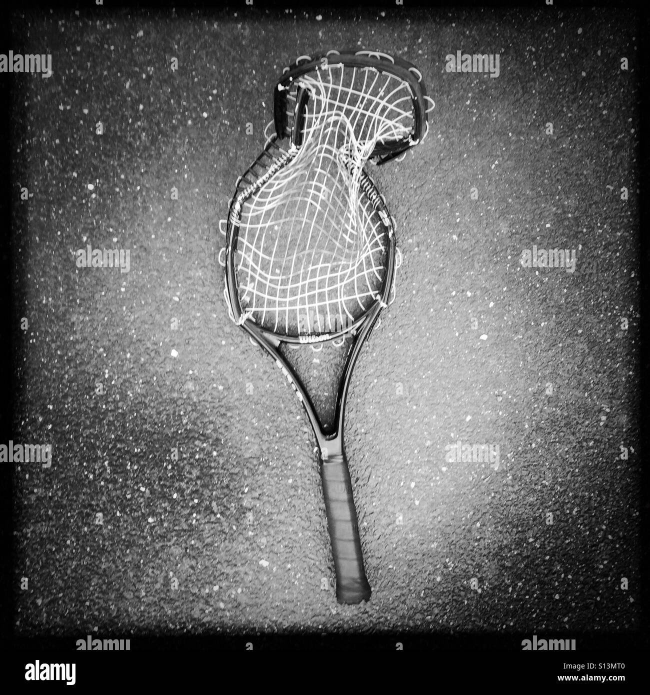 Broken tennis racket hires stock photography and images Alamy