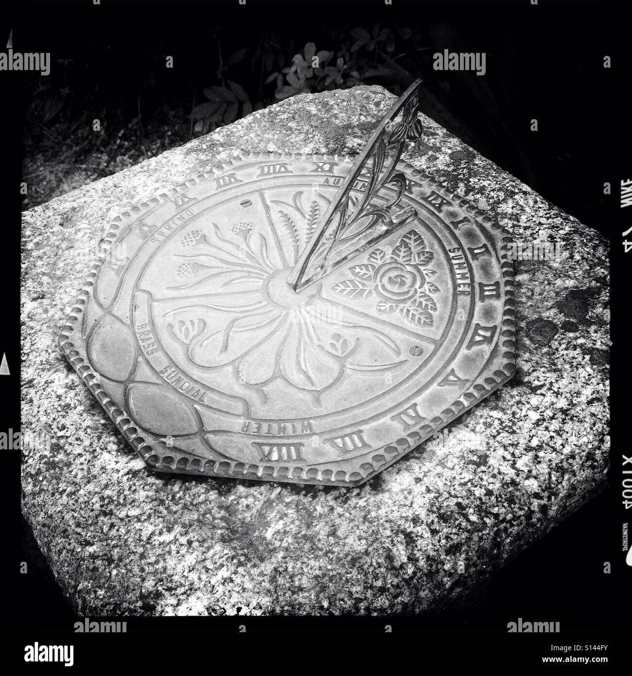 Garden sundials hires stock photography and images Alamy