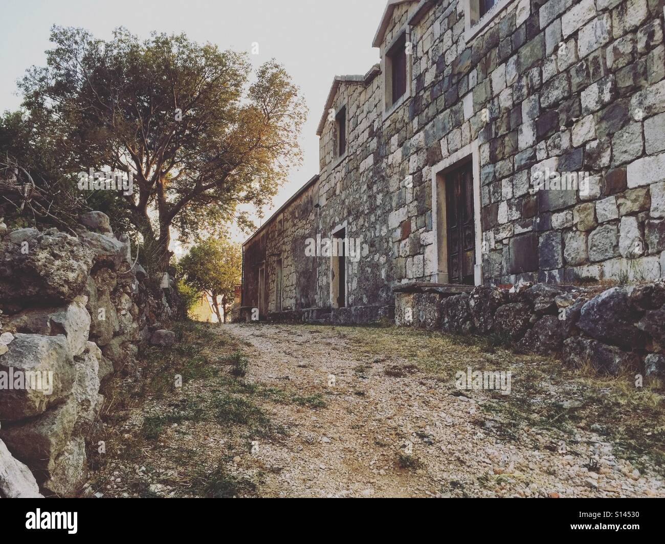 Old stone house wall hi-res stock photography and images - Alamy