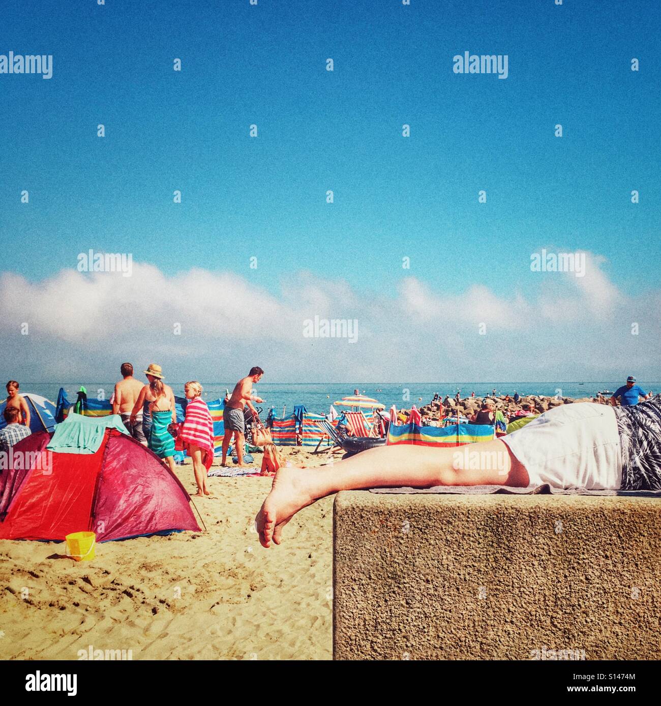 Sunbathing uk hi-res stock photography and images - Alamy