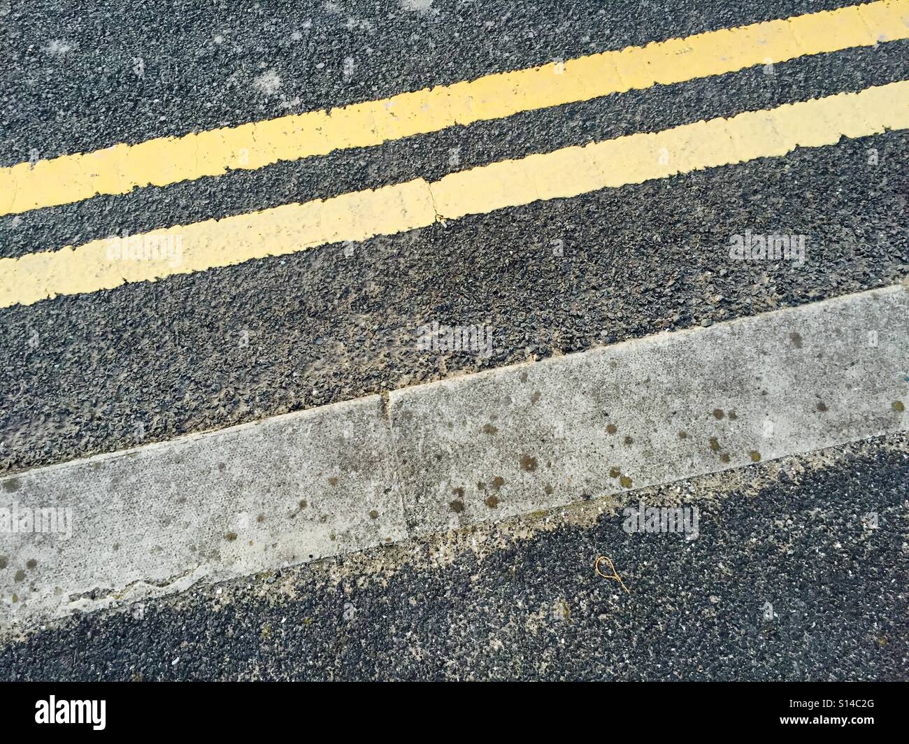 Double yellow lines pavement kerb hires stock photography and images