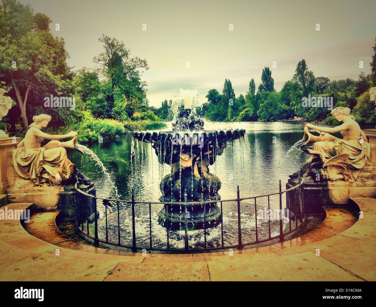 A fountain in Kensington Gardens in London Stock Photo - Alamy