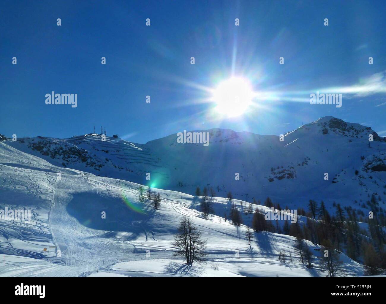 A bluebird ski day in Sauze d'Oulx Stock Photo - Alamy