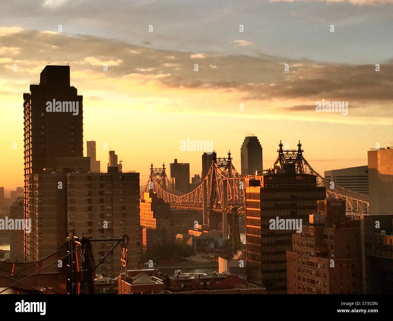 Sunrise over new york city skyline hi-res stock photography and images ...