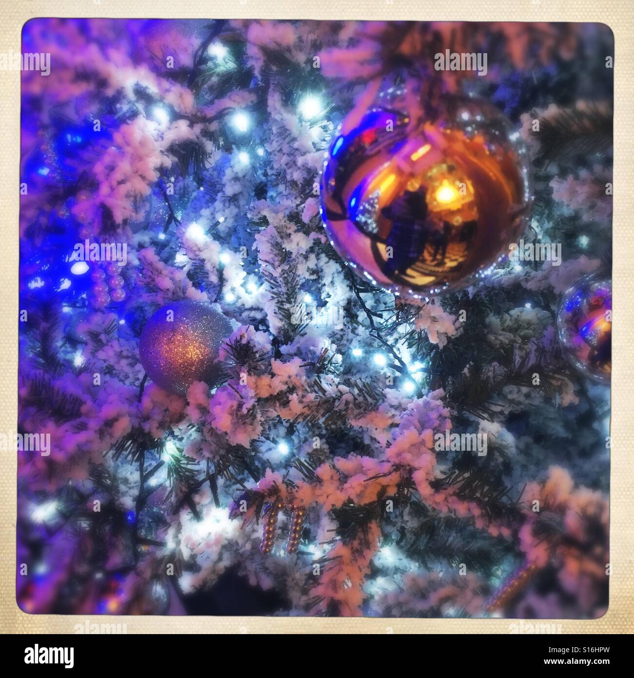 Gold decorations tree hi-res stock photography and images - Alamy