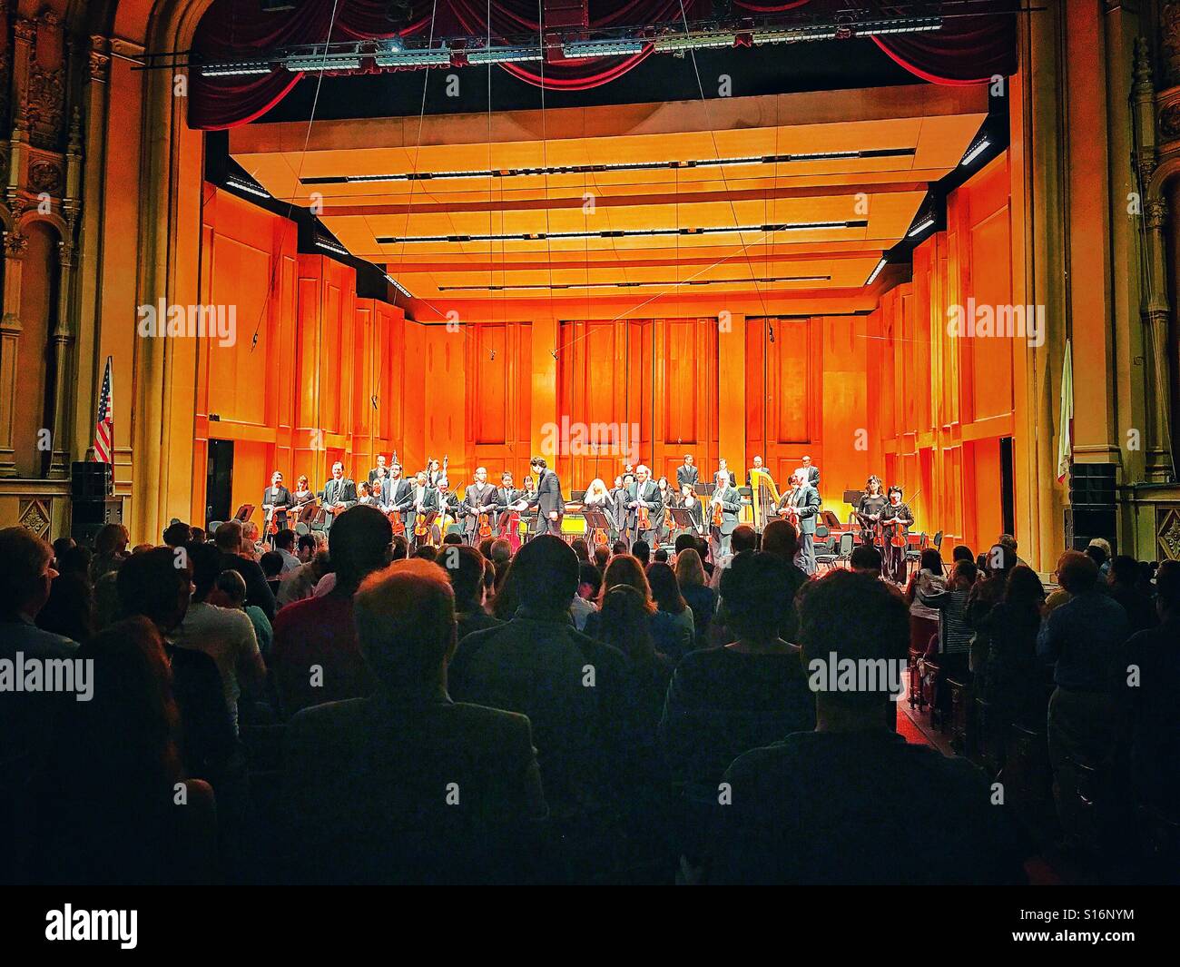 Standing ovation hires stock photography and images Alamy