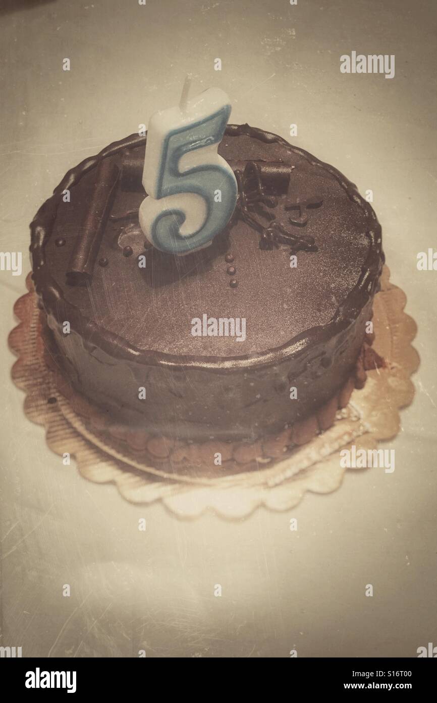 Chocolate cake with birthday candle number 5 on top Stock Photo - Alamy