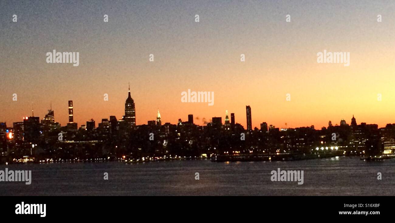 Nyc silhouettes at sunrise hi-res stock photography and images - Alamy