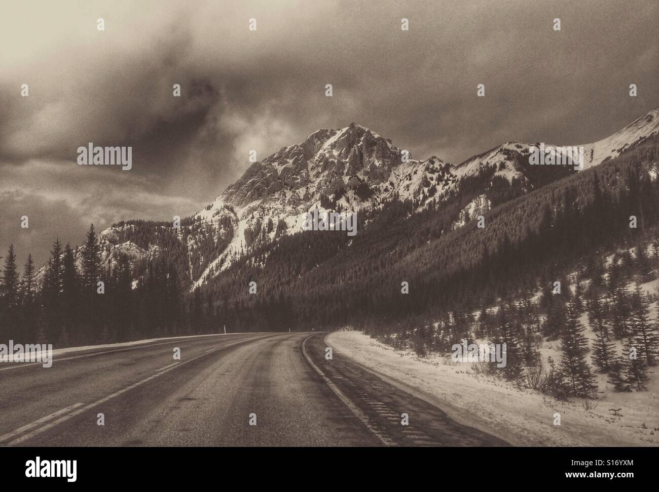 Canadian rockies in black and white hi-res stock photography and images ...