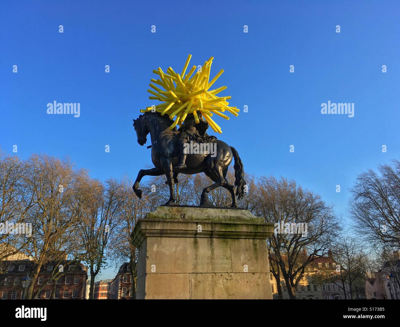 A sculpture by Duncan McKellar consisting of scaffolding tubes surmounts a statue of William III in Bristol, UK - Smartphone Captured Stock Image
