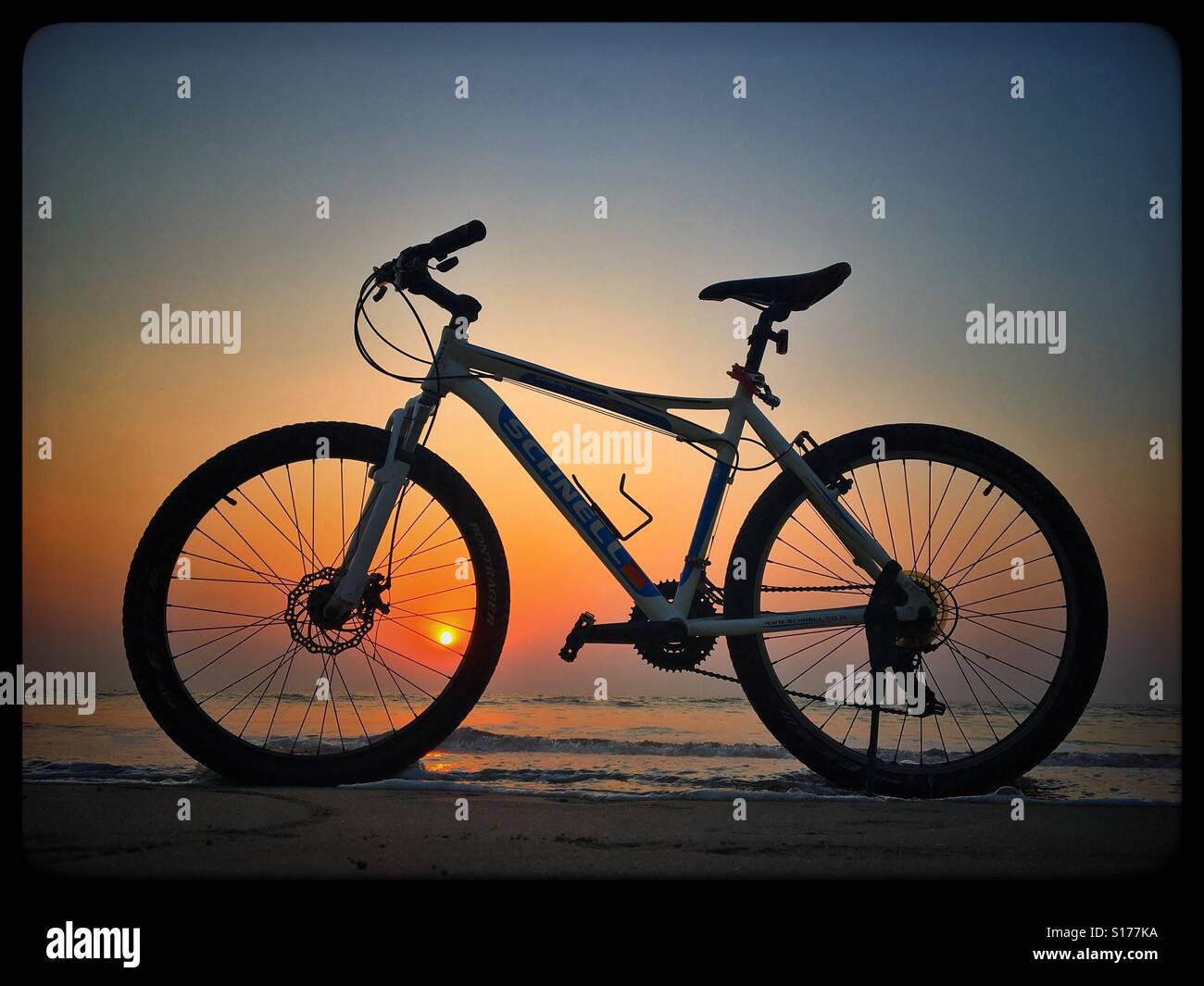 https://c8.alamy.com/comp/S177KA/bicycle-on-juhu-beach-at-sunset-S177KA.jpg