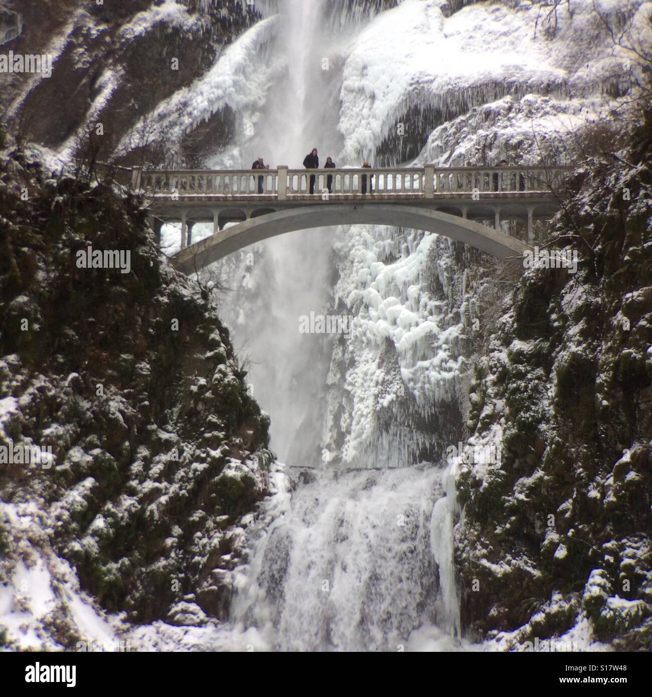 Multnomah Falls in winter, snow and icicles, Columbia River Gorge ...