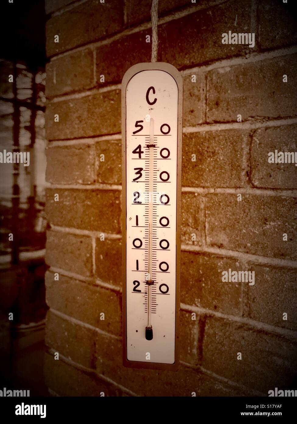https://c8.alamy.com/comp/S17YAF/thermometer-degrees-environment-vintage-air-S17YAF.jpg