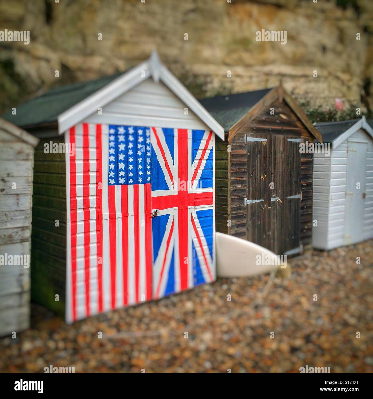 Beach hut painted in the flags of the UK and USA Stock Photo