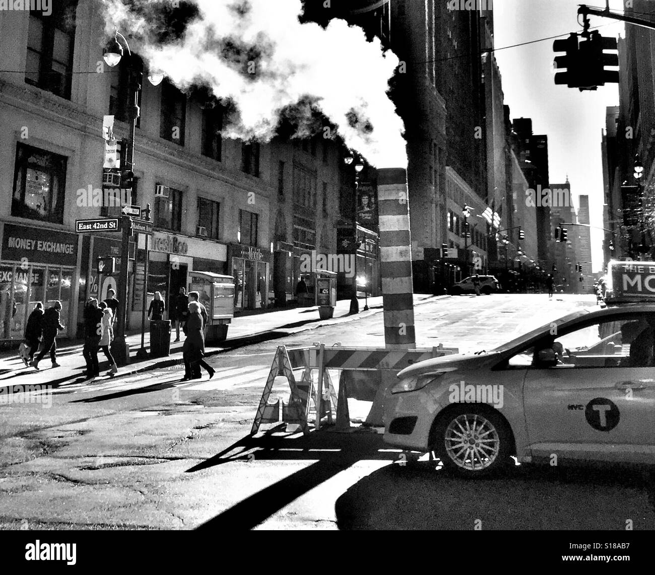 Emergency steam pipe and billowing steam at the intersection of 34th St. and Madison Avenue, midtown Manhattan, NYC, USA Stock Photo