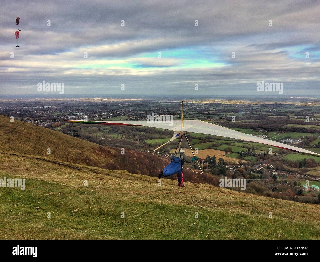 Man launching hang glider on Malvern hills Stock Photo