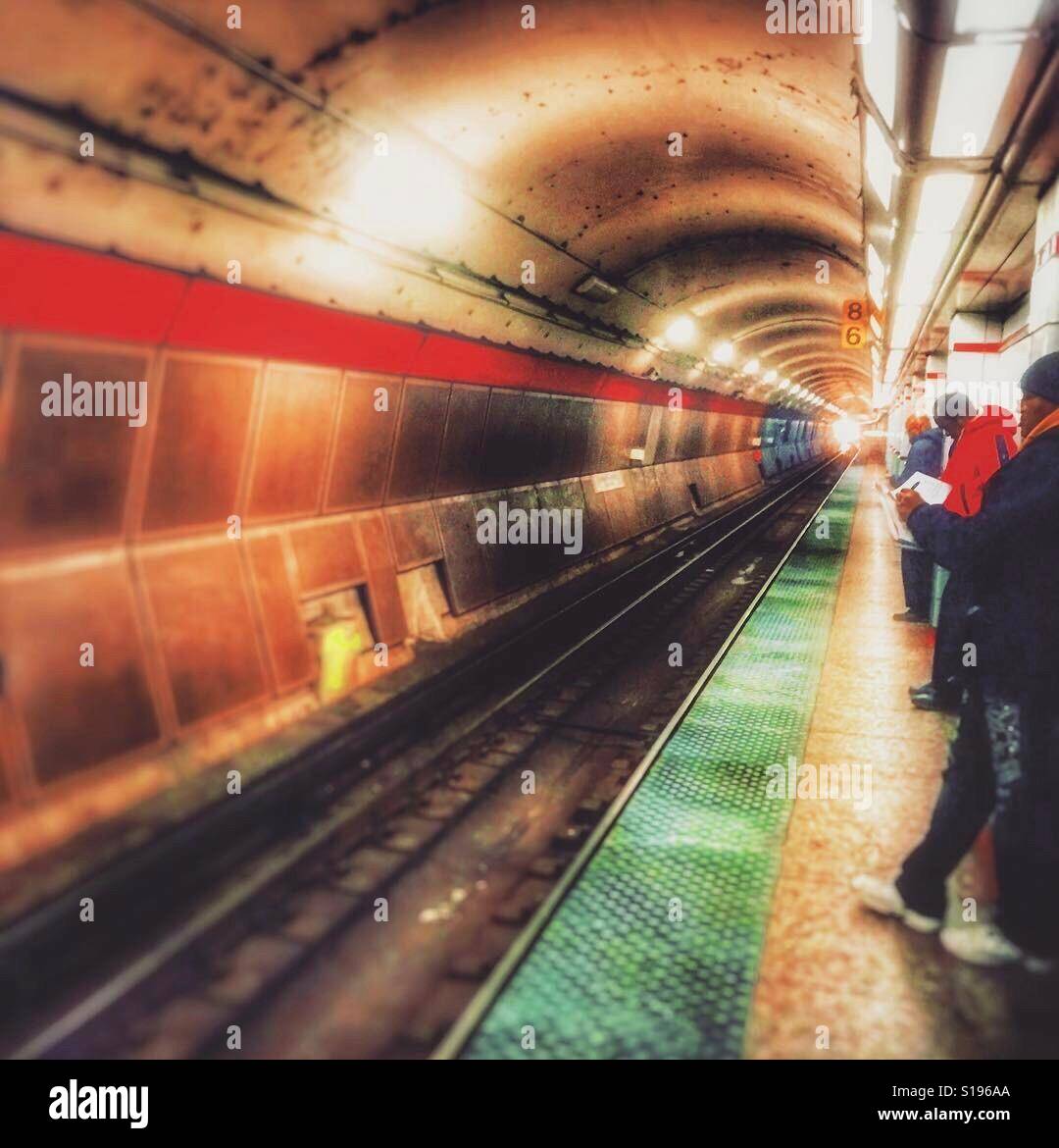 Waiting for the train in a Chicago subway tunnel Stock Photo Alamy