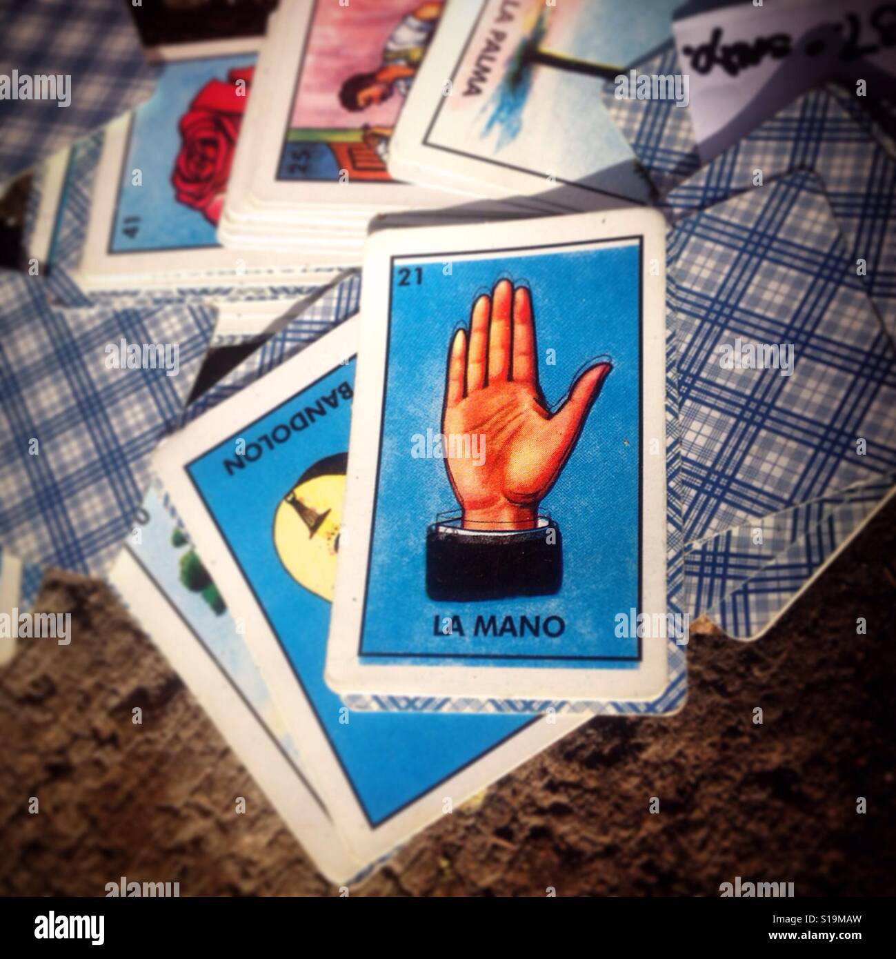 A tarot card with a hand and the number 21 thrown in the trash in Mexico City Stock Photo