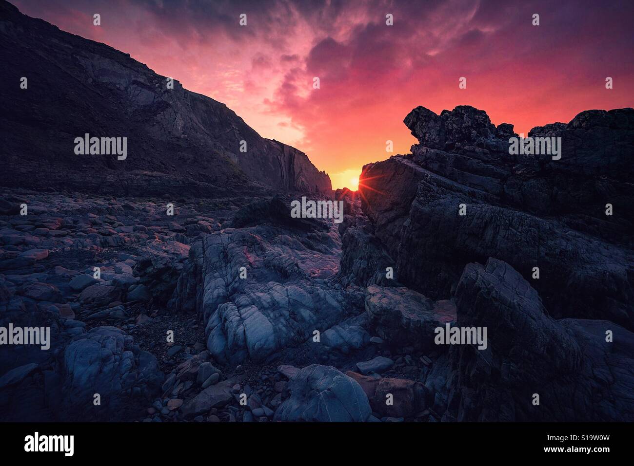 Sunset Rocks Shadows Sunset Through The Rocks Stock Photo - Alamy