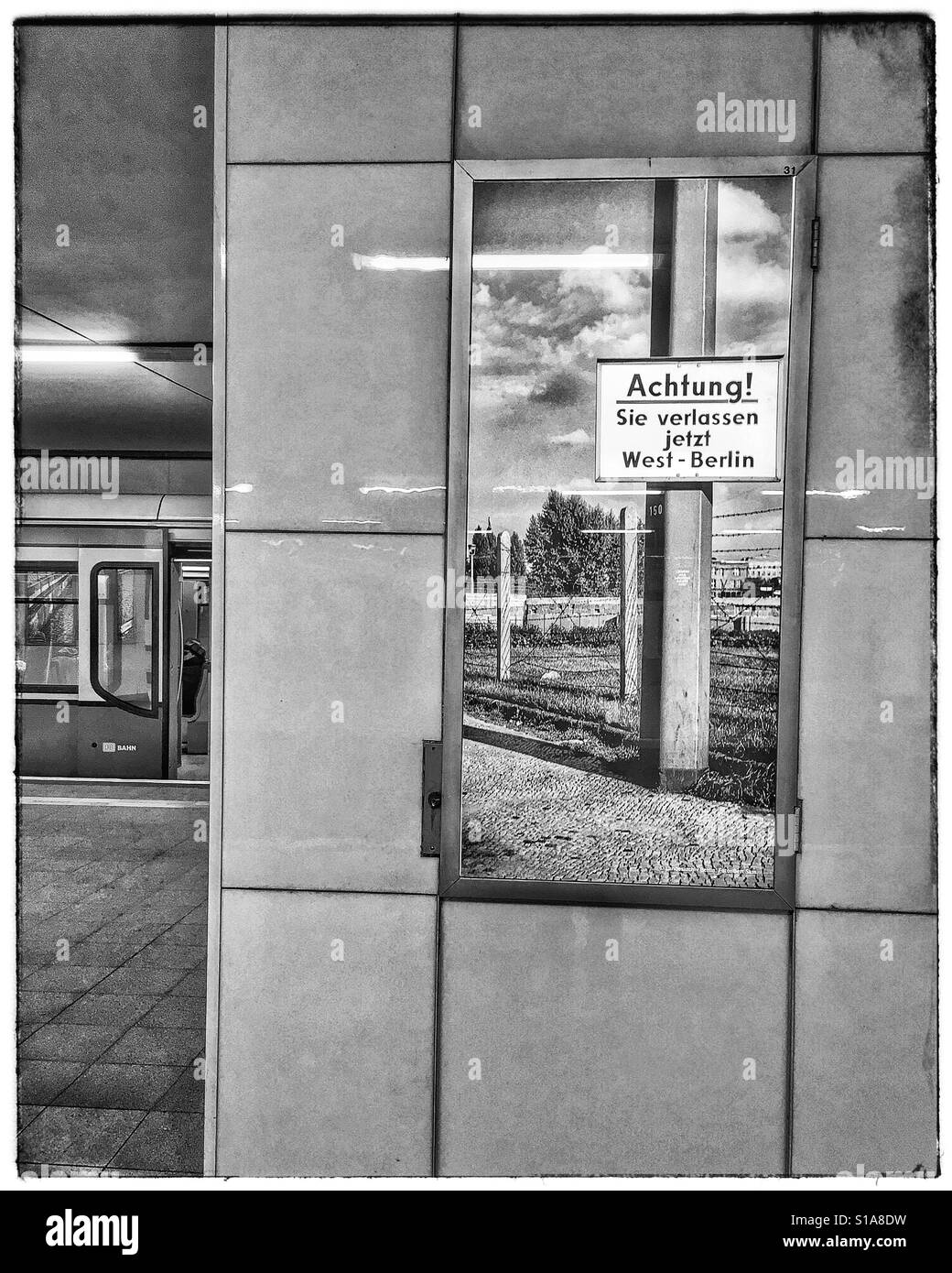 Attention, you are leaving now West Berlin / Achtung , Sie verlassen jetzt West-Berlin Stock Photo