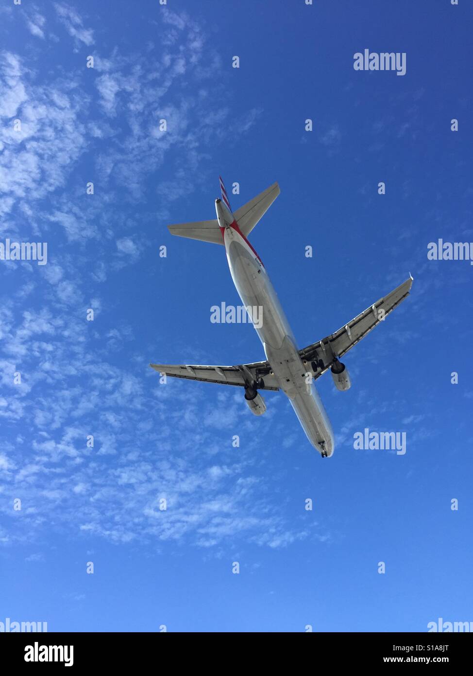 Airplane in the sky landing hi-res stock photography and images - Alamy