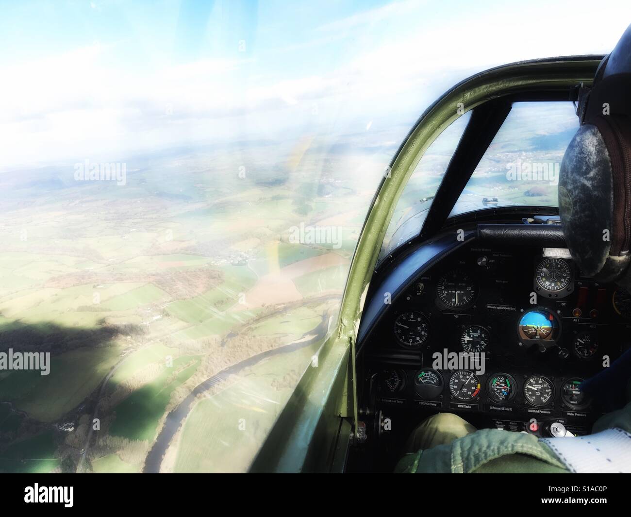 Vintage airplane cockpit hi-res stock photography and images - Alamy