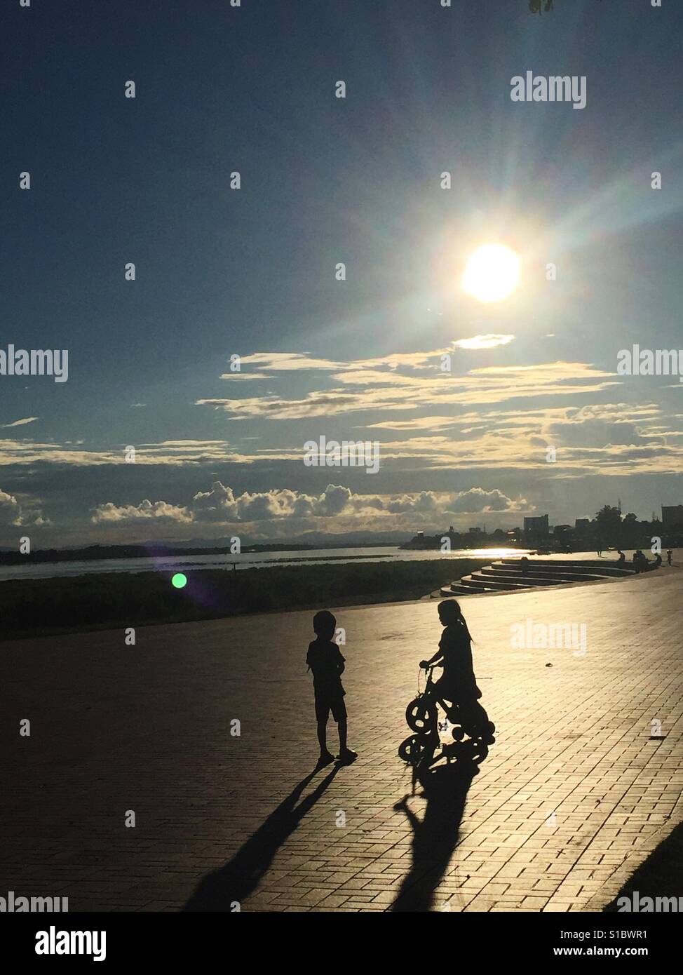 Kids in the sun hi-res stock photography and images - Alamy