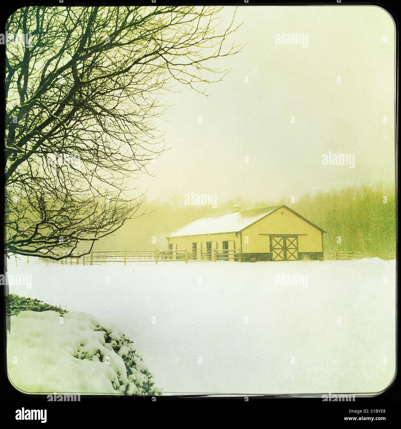 Barn winter snow storm hi-res stock photography and images - Alamy