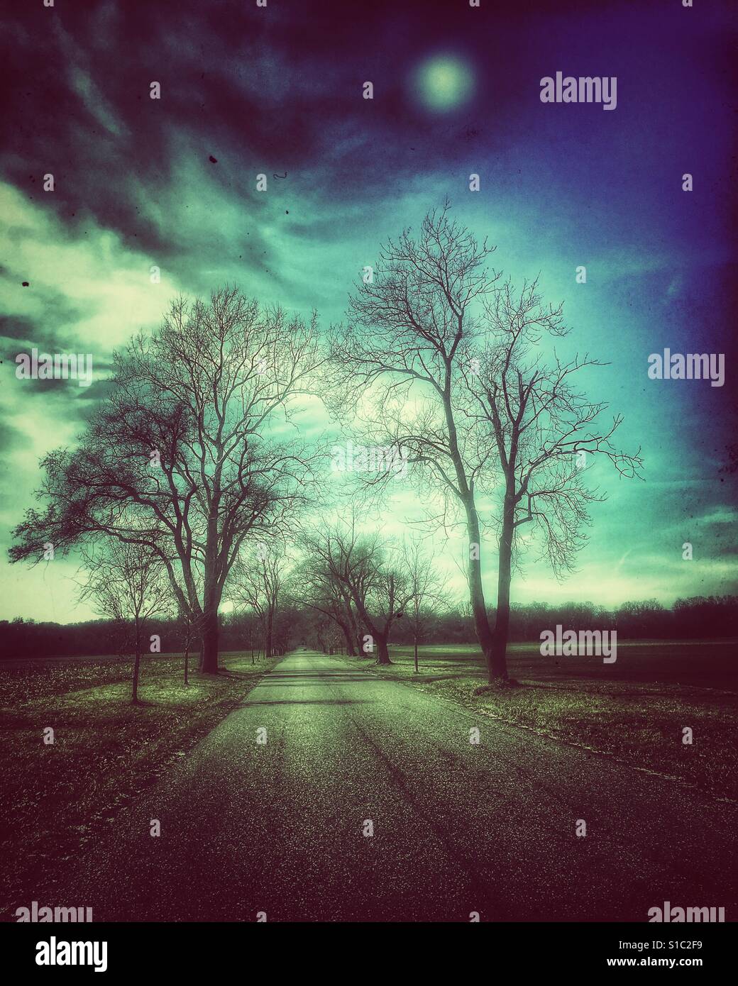 Lonely road hi-res stock photography and images - Alamy