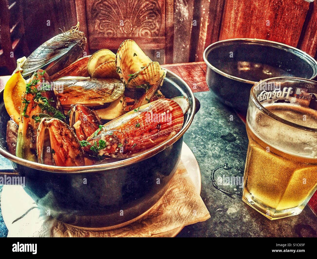 Mussels and beer Stock Photo Alamy
