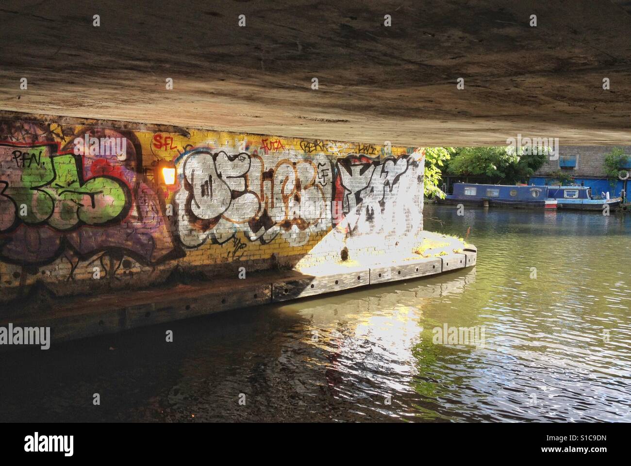 Graffiti lake street London Stock Photo - Alamy