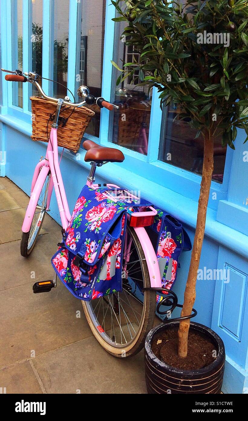 Pink Ladies Bicycle Basket Hi Res Stock Photography And Images Alamy