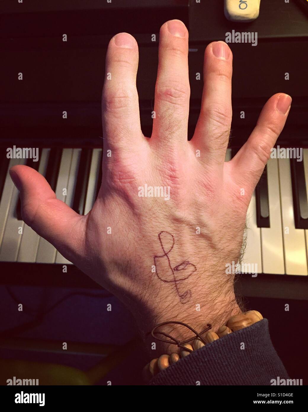 Treble clef in hand Stock Photo - Alamy