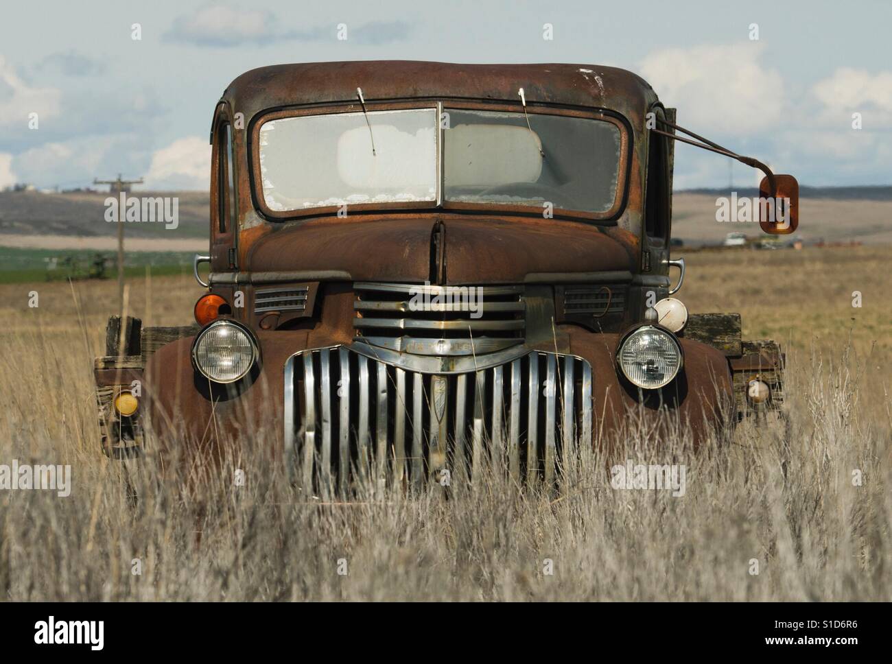 Old abandoned truck in grass hi-res stock photography and images - Alamy