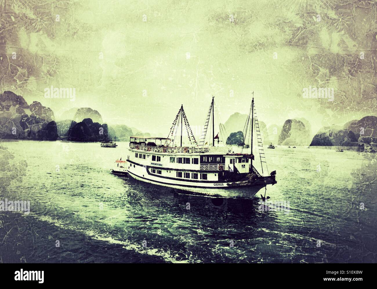 Tourist boat cruising hi-res stock photography and images - Alamy