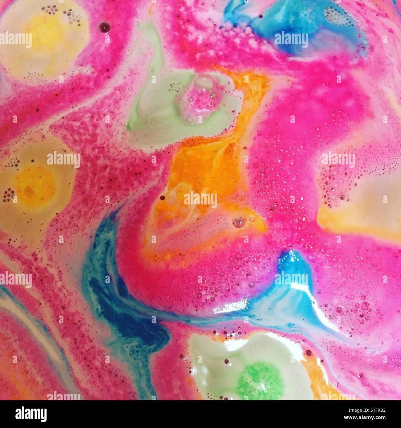 What makes on sale bath bombs fizz