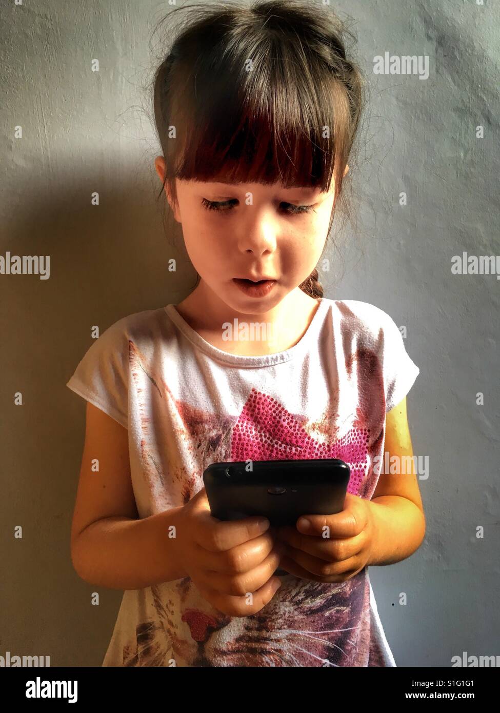 5 year Old Using Smartphone Stock Photo Alamy 5-year-old-using-smartphone-stock-photo-alamy
