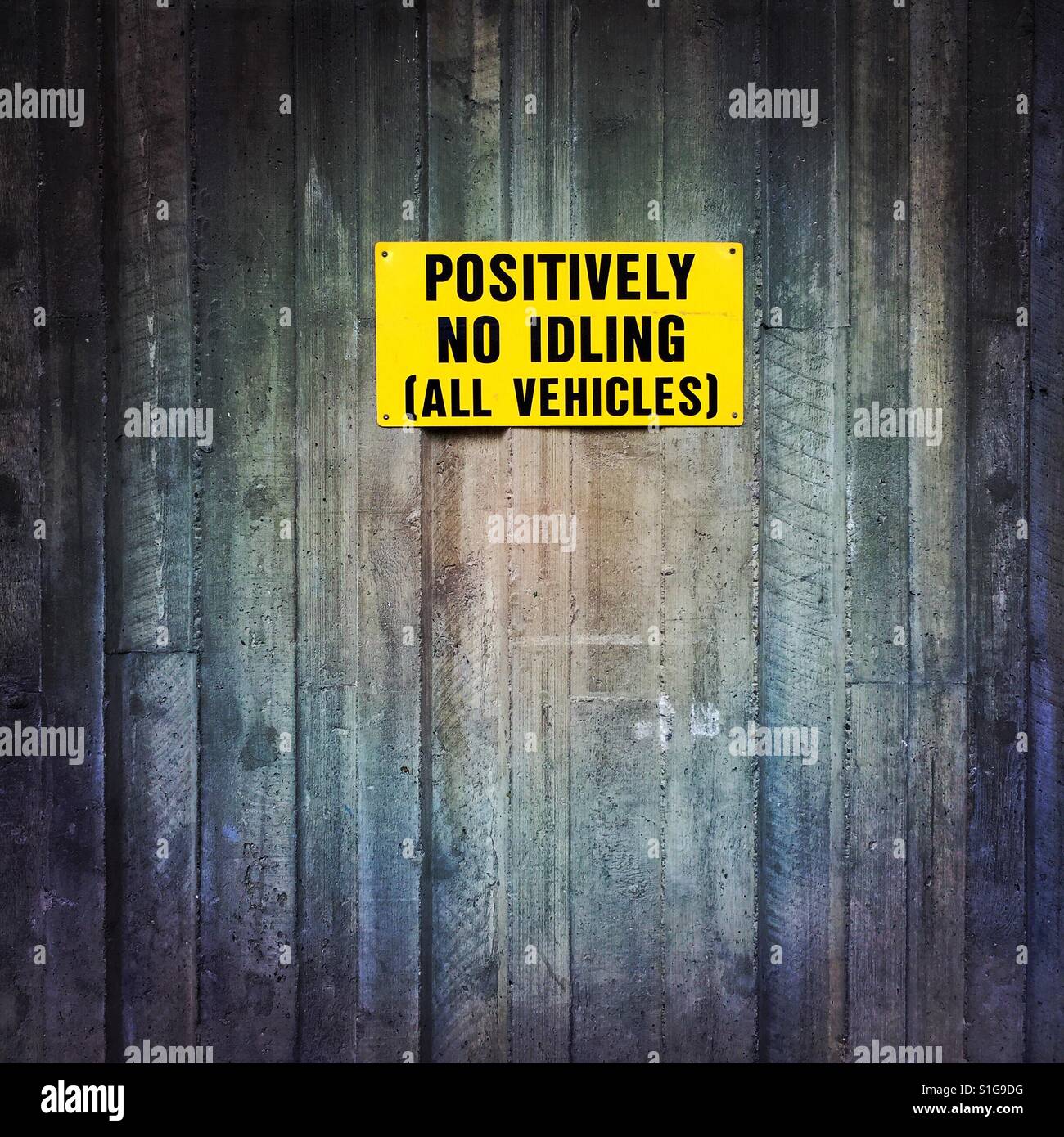 A sign indicating no idling vehicles Stock Photo