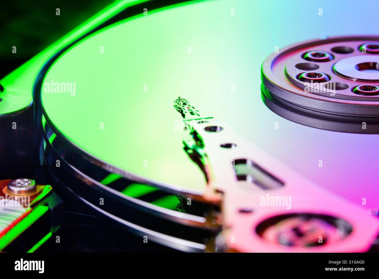 Read / Write Head on Hard Drive Disk Platter (HDD Stock Photo Alamy