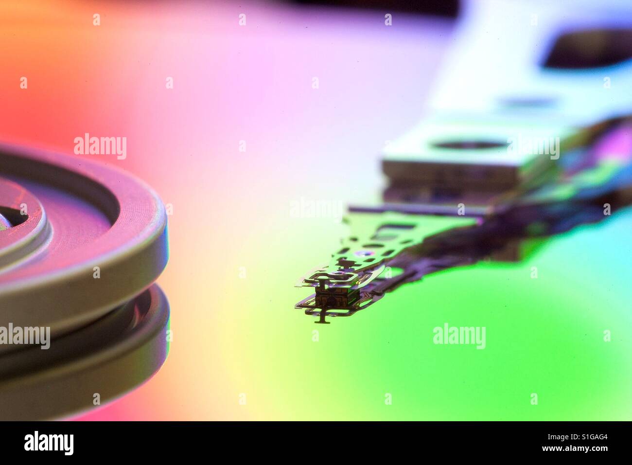 Read / write head on hard drive disk platter (HDD Stock Photo Alamy