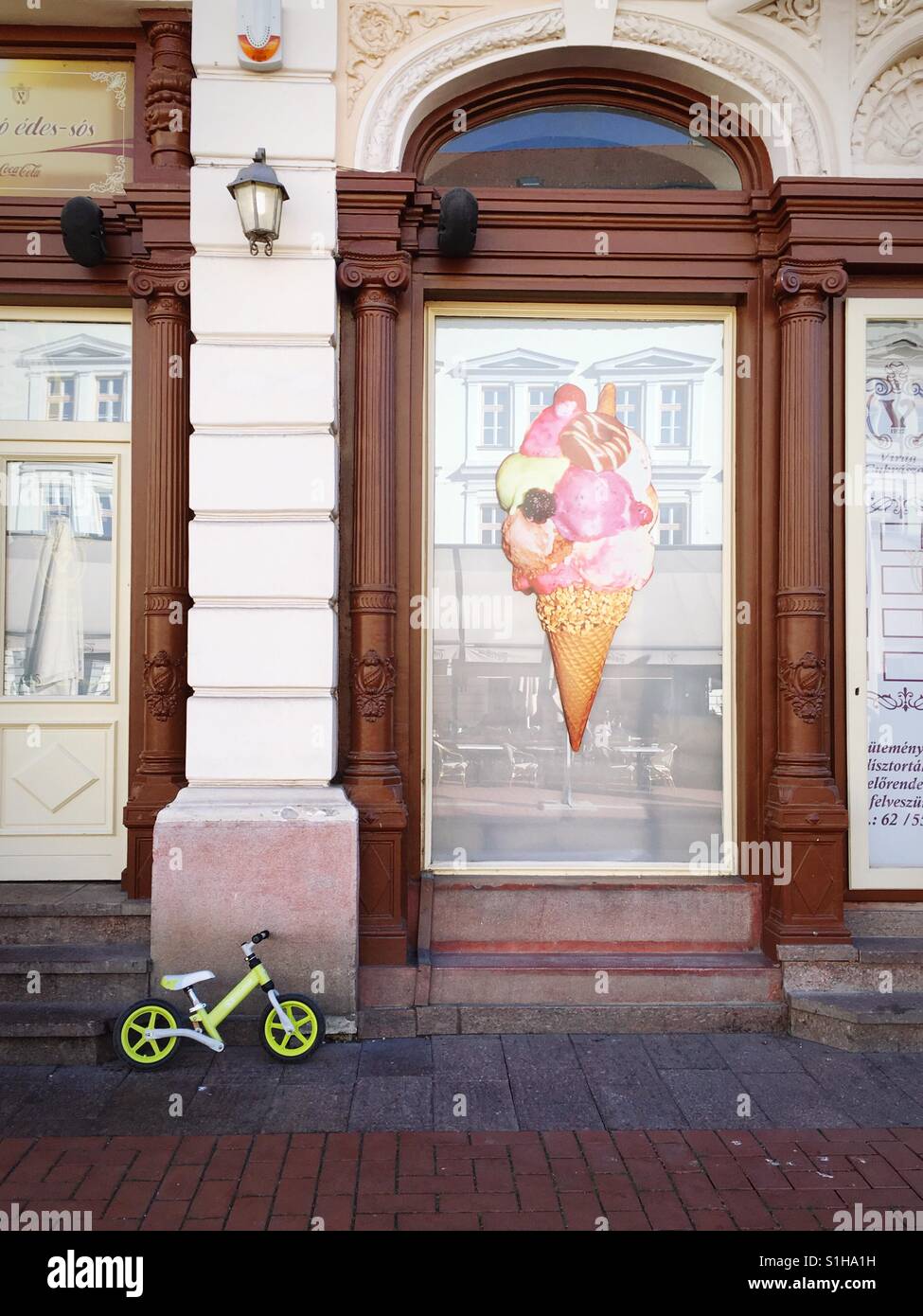 Ice cream shop window hi-res stock photography and images - Alamy