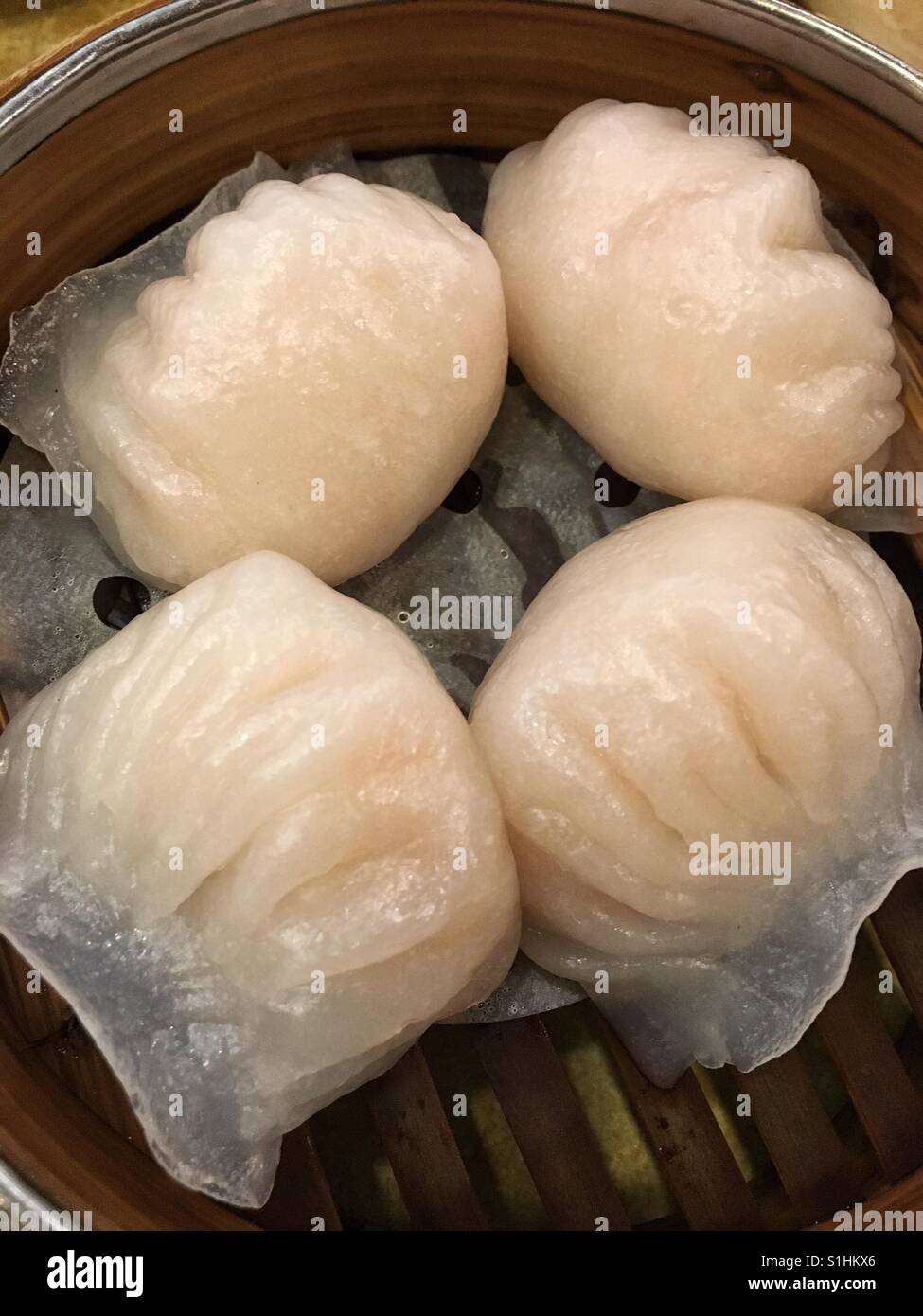Dim sum shrimp dumpling Stock Photo - Alamy