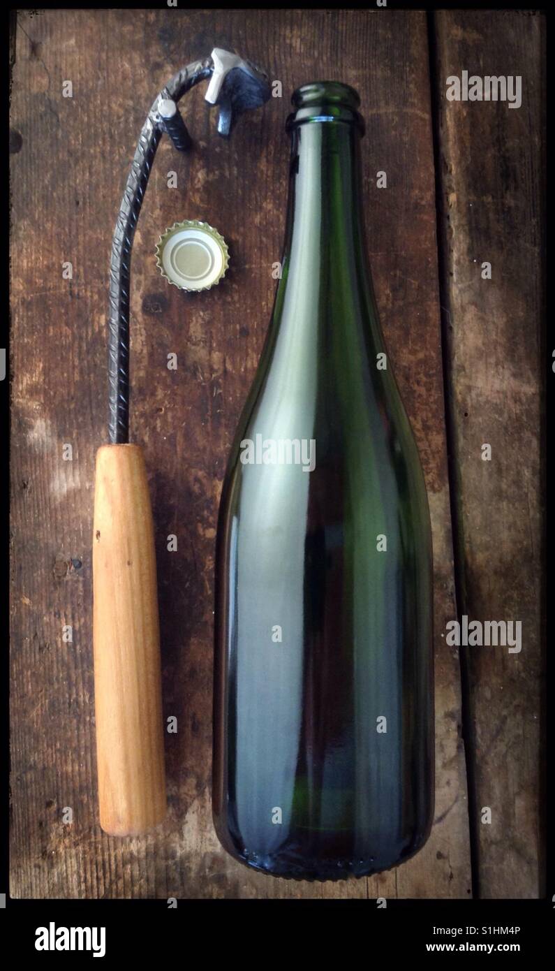 Llave madera deguelle Cava" A homemade disgorging tool for Cava sparkling  wine, Catalonia, Spain Stock Photo - Alamy