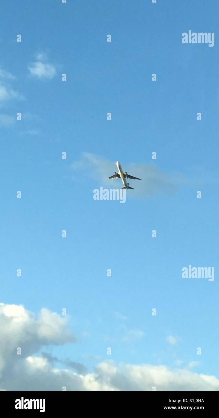 Airplane in sky hi-res stock photography and images - Alamy