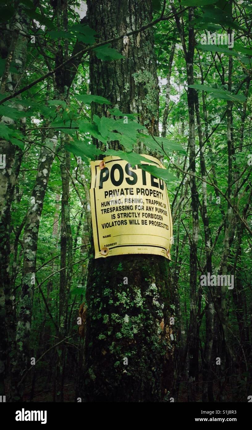No trespassing sign woods hi-res stock photography and images - Alamy